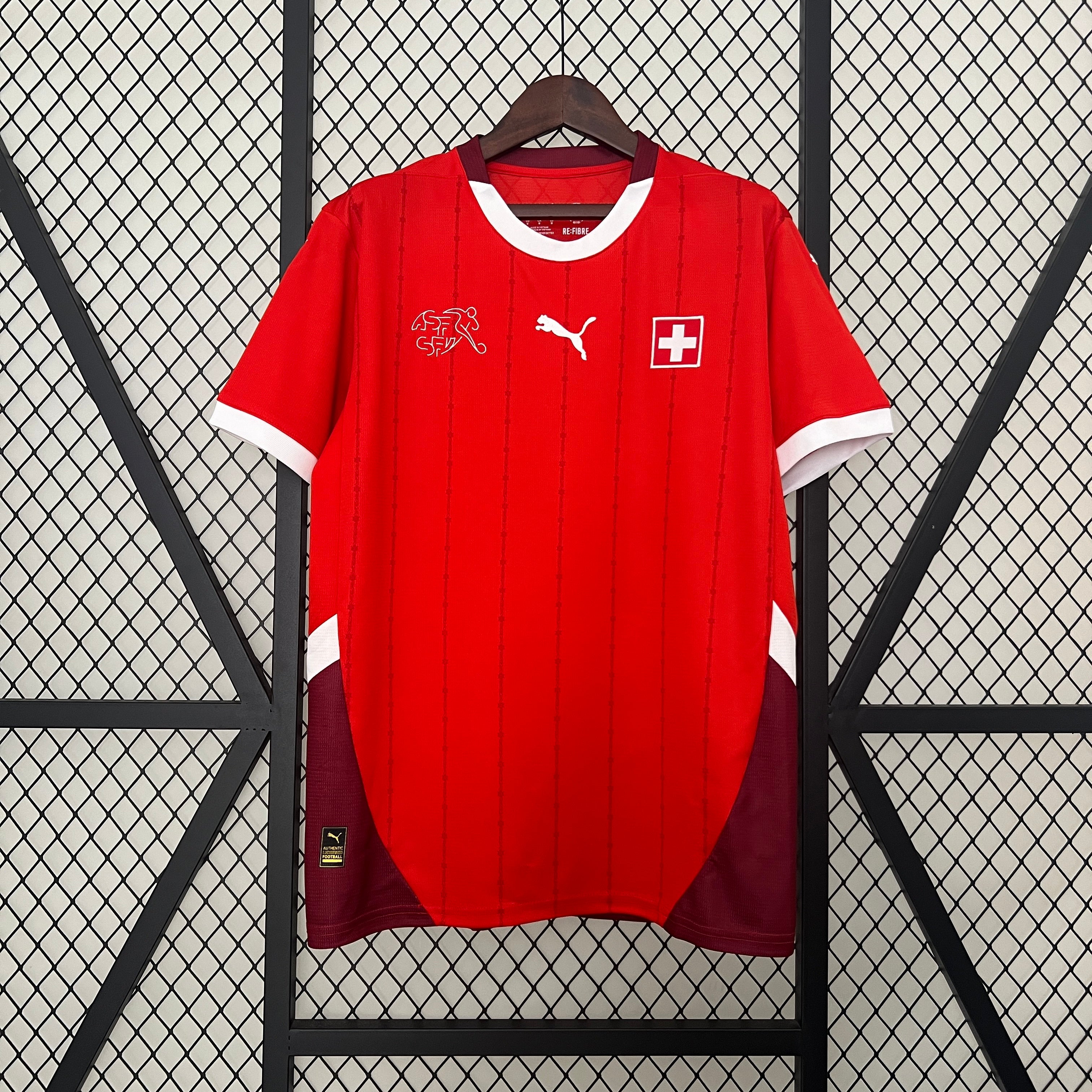 Tenues et maillots de football officiels de la Suisse 2026 | PUMA